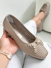 Cargar imagen en el visor de la galería, SHIRLEY TAUPE
